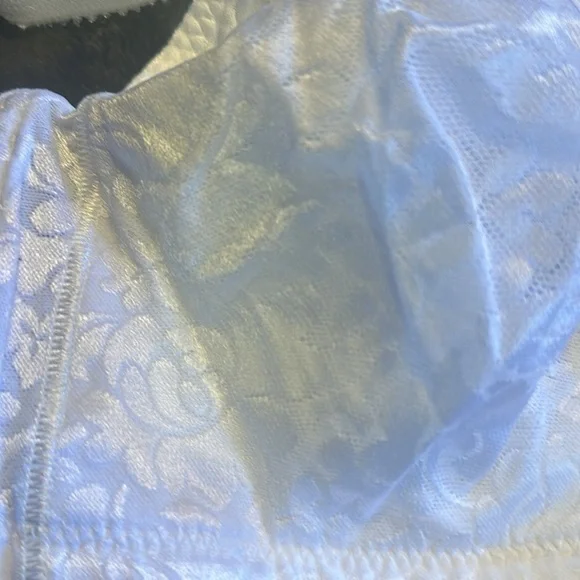 NWT Bali Classic support cool comfort fabric white bra 42B w flower designs - Picture 9 of 9